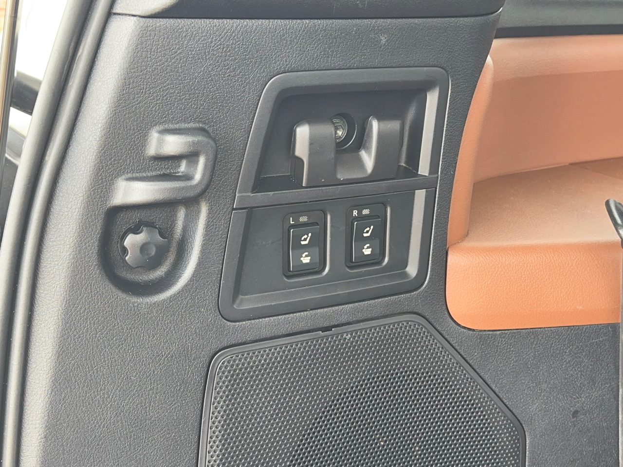 Toyota Sequoia Plantium 2WD 2011
