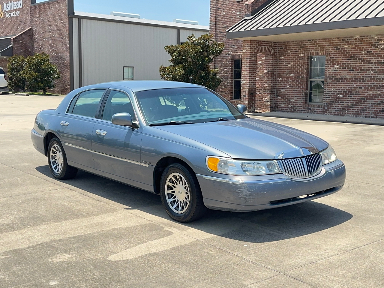 Lincoln Town Car Signature 2000
