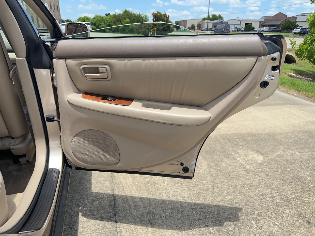 Lexus ES 300 Base 1999