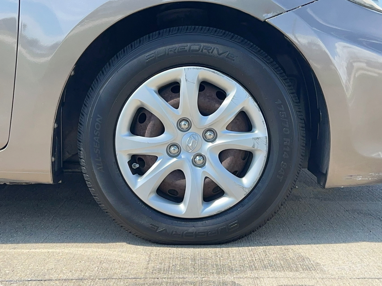 Hyundai Accent  2012