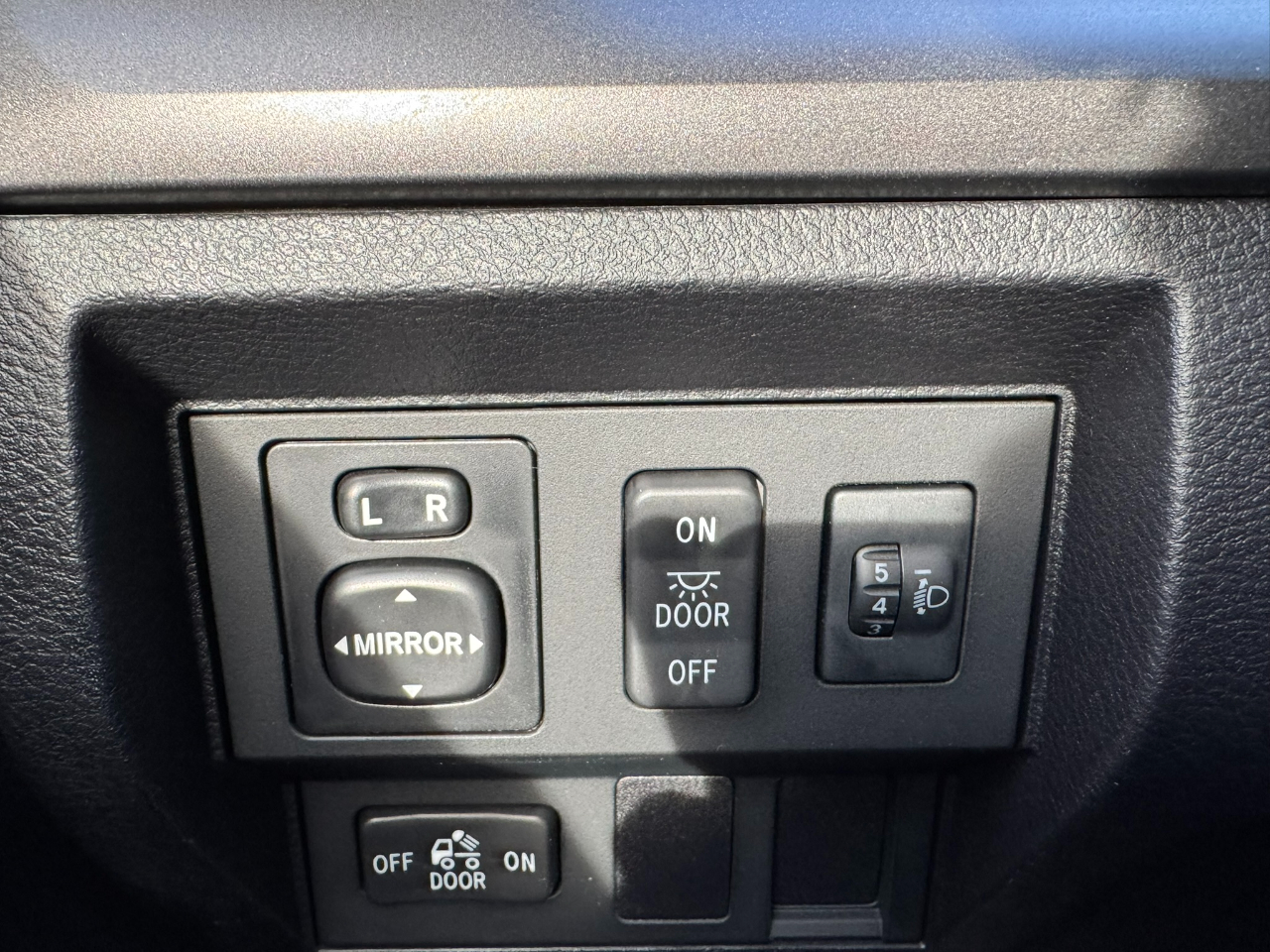 Toyota Tundra 2WD Truck Double Cab 4.6L V8 6-Spd AT SR5 (Natl) 2014