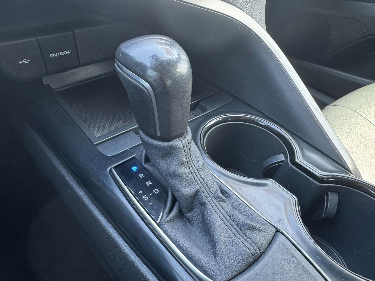 Toyota Camry SE Auto (Natl) 2020