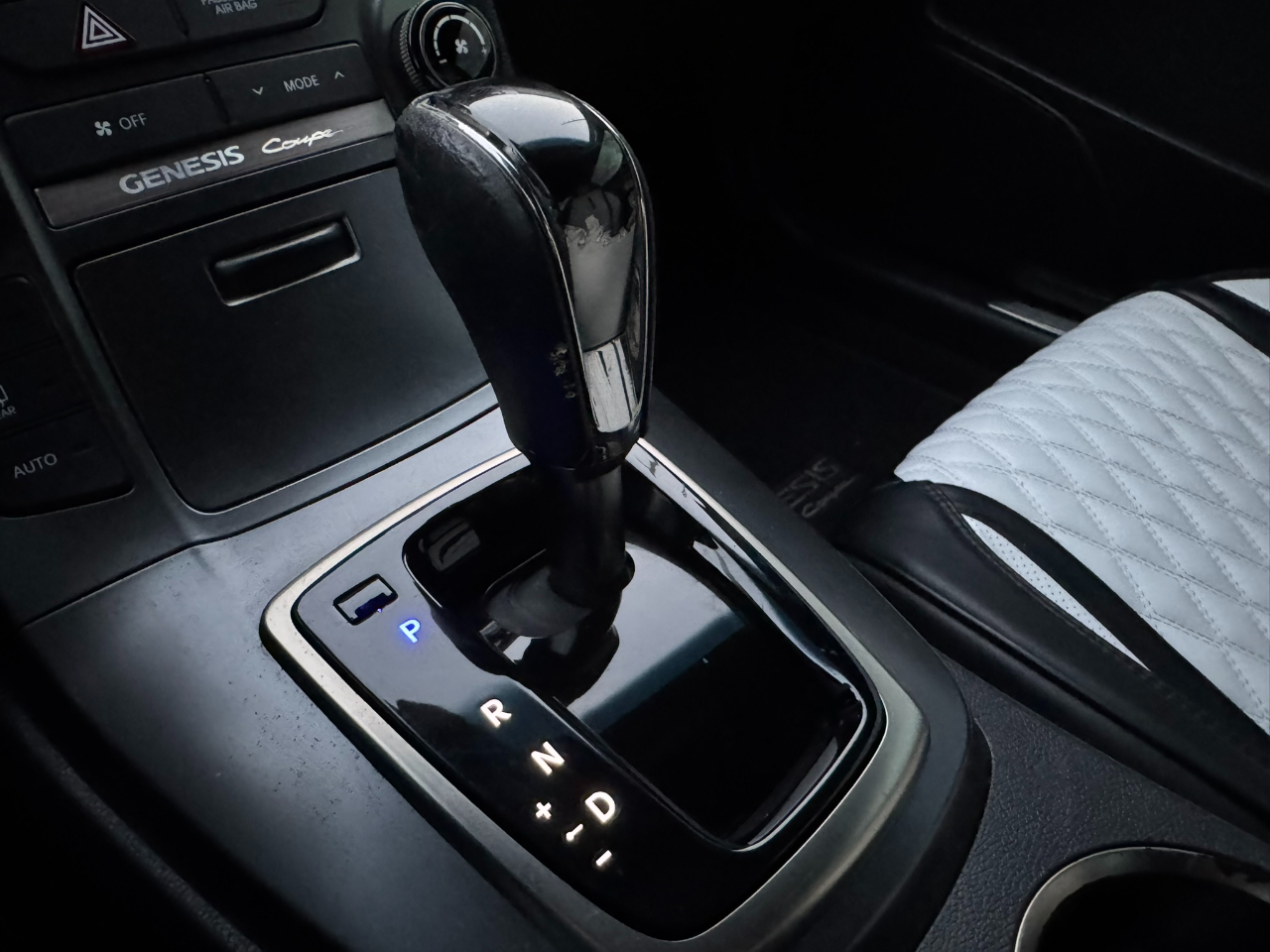 Hyundai Genesis Coupe 2dr 3.8L Auto Base w/Gray Seats 2016