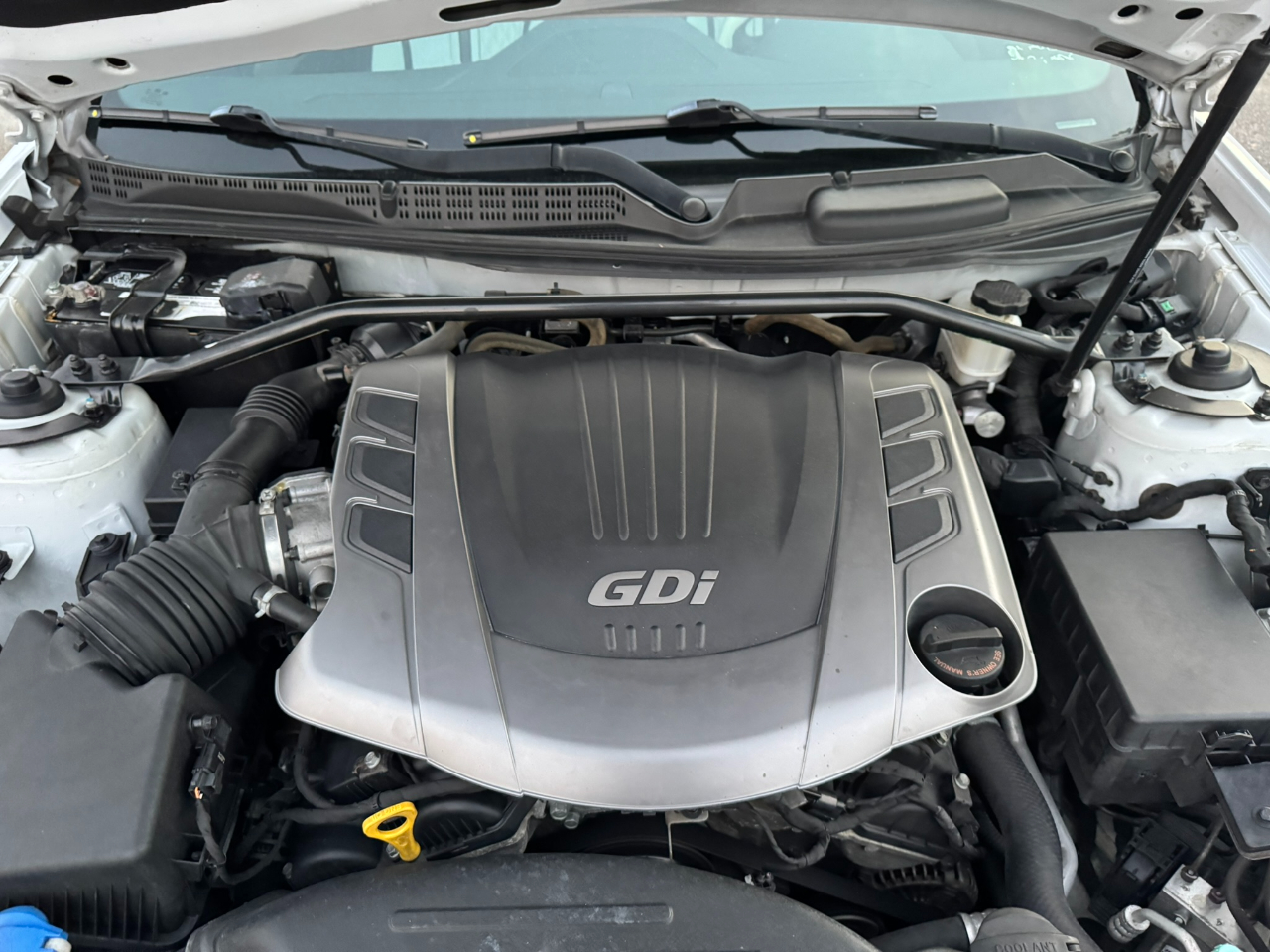 Hyundai Genesis Coupe 2dr 3.8L Auto Base w/Gray Seats 2016