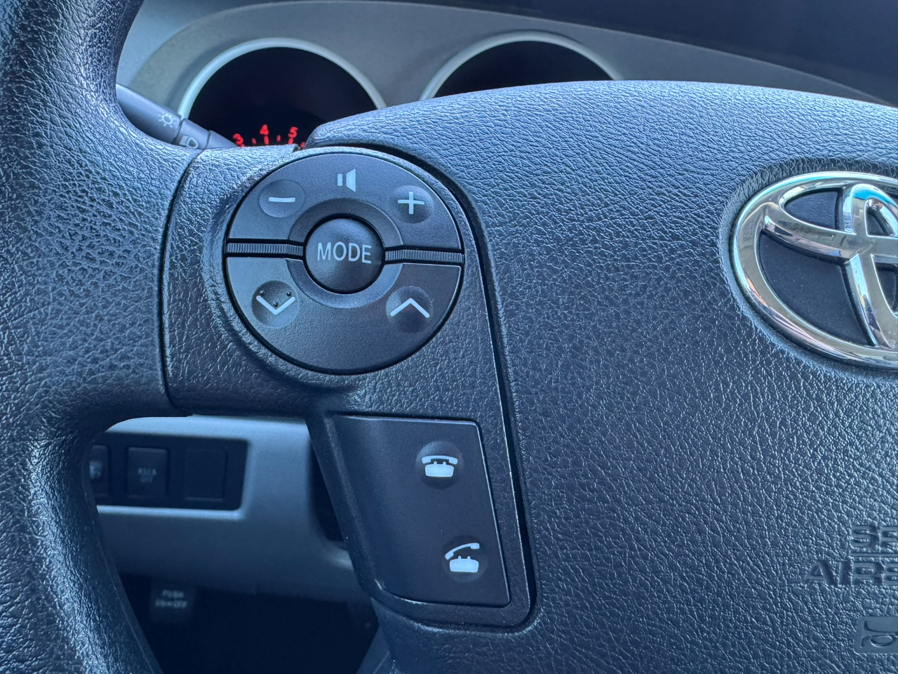 Toyota Tundra 4WD Truck CrewMax 5.7L FFV V8 6-Spd AT (Natl) 2013