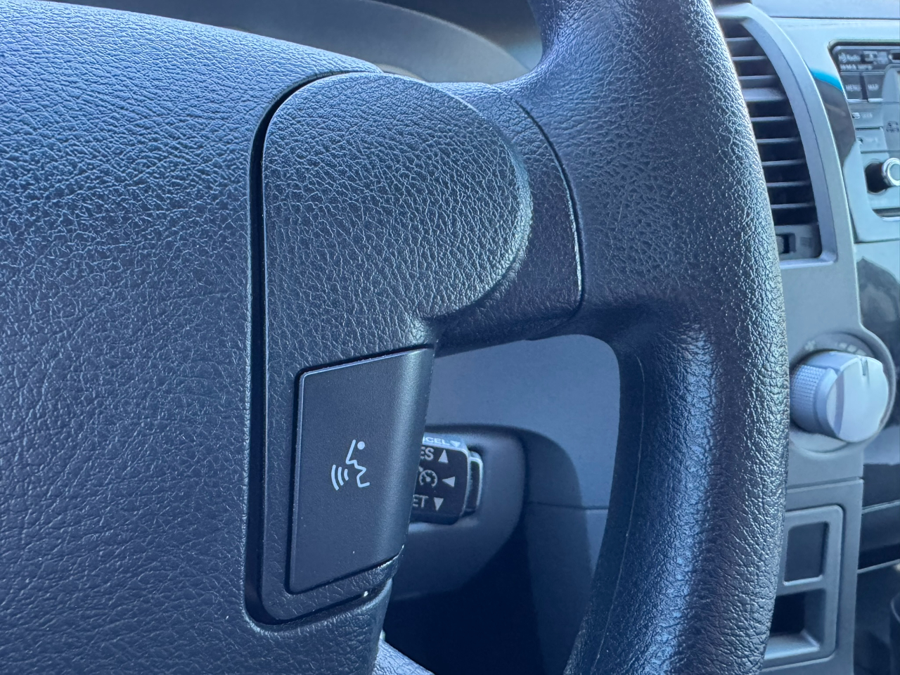 Toyota Tundra 4WD Truck CrewMax 5.7L FFV V8 6-Spd AT (Natl) 2013