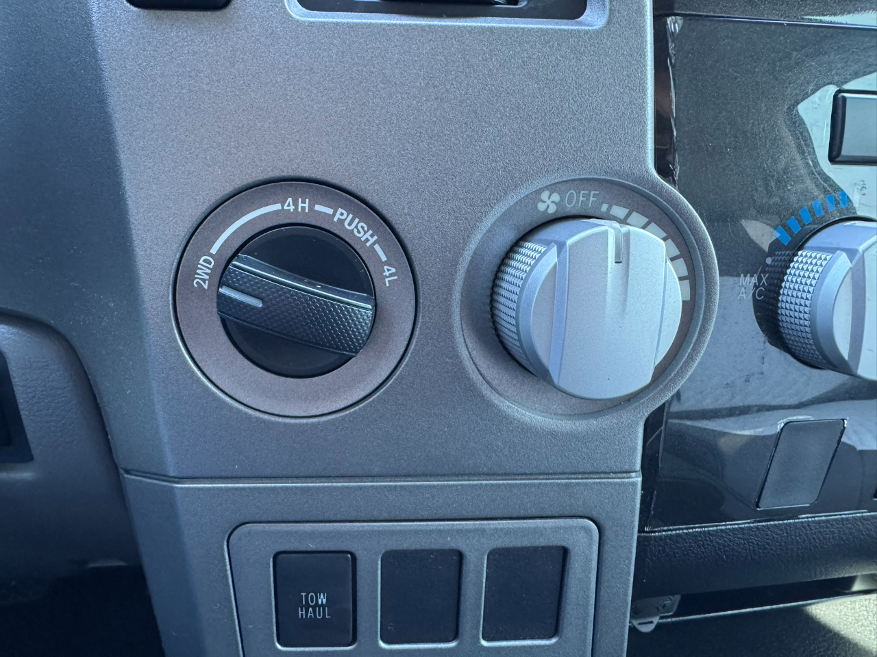 Toyota Tundra 4WD Truck CrewMax 5.7L FFV V8 6-Spd AT (Natl) 2013