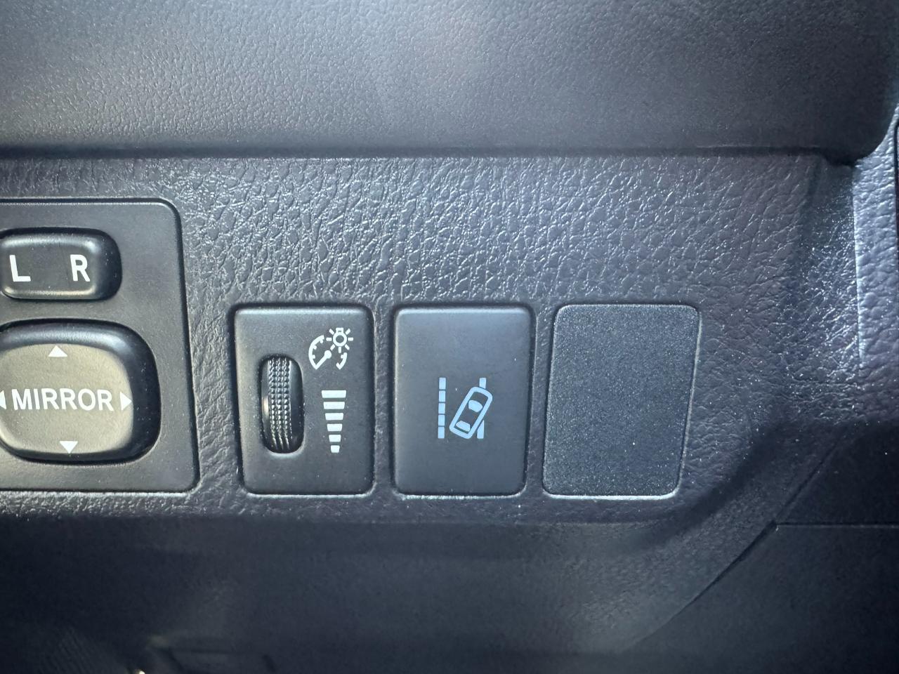 Toyota RAV4 LE FWD (Natl) 2018