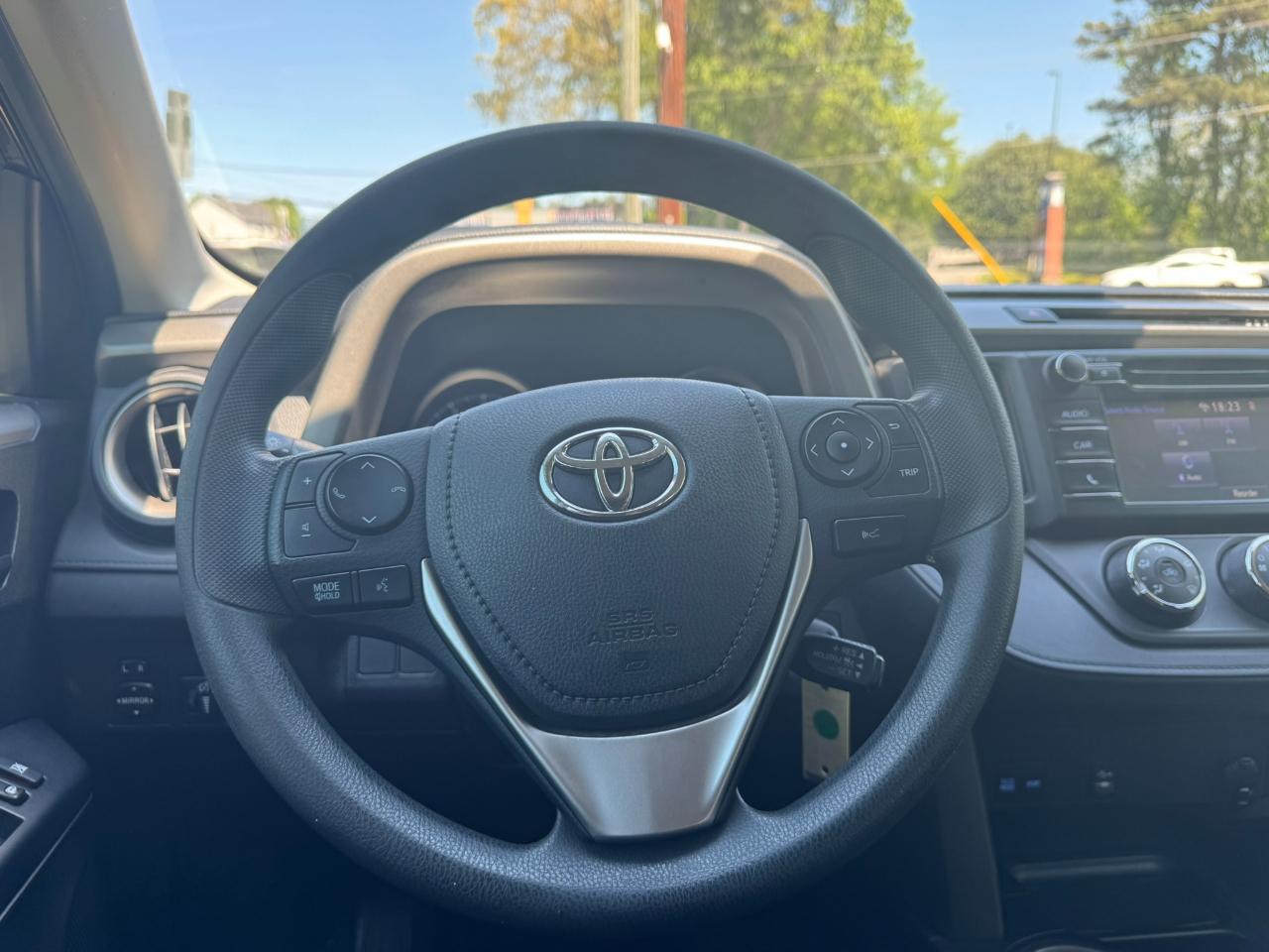 Toyota RAV4 LE FWD (Natl) 2018