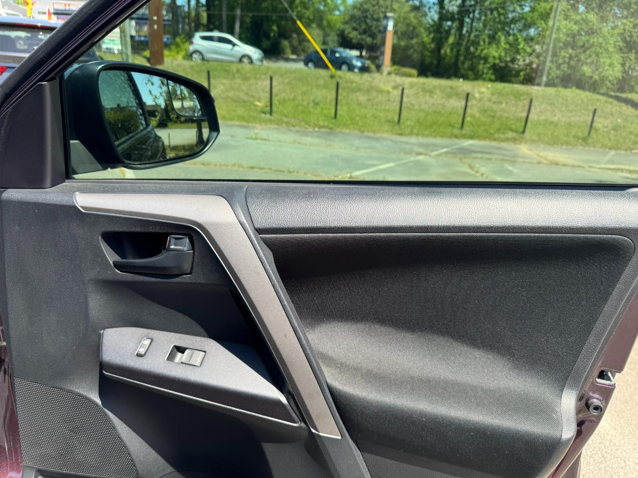 Toyota RAV4 LE FWD (Natl) 2018
