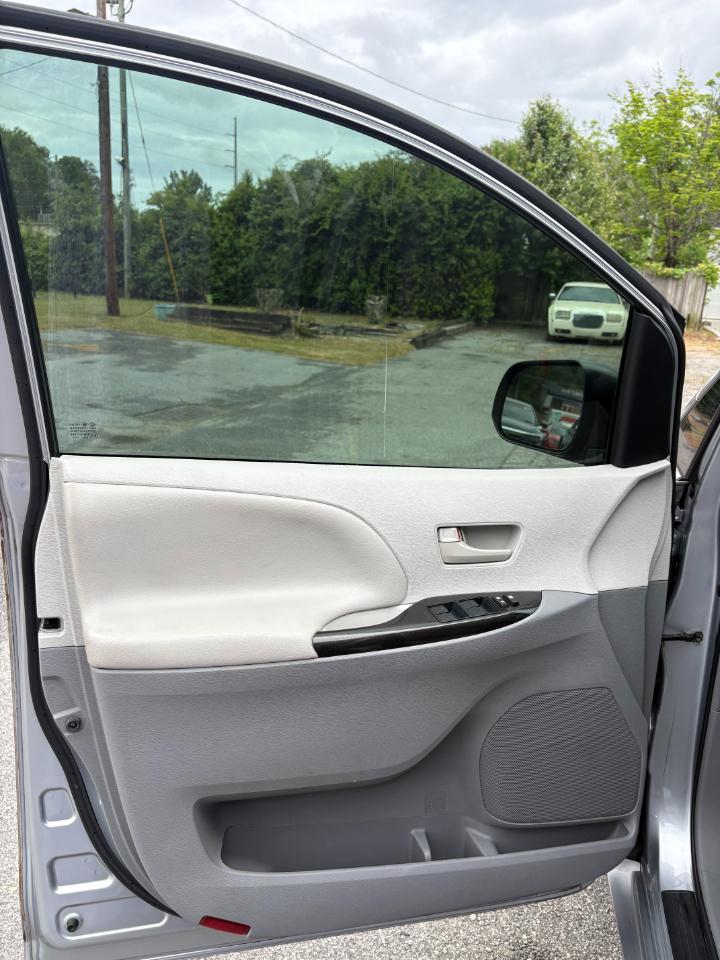 Toyota Sienna 5dr 8-Pass Van V6 LE FWD (Natl) 2014