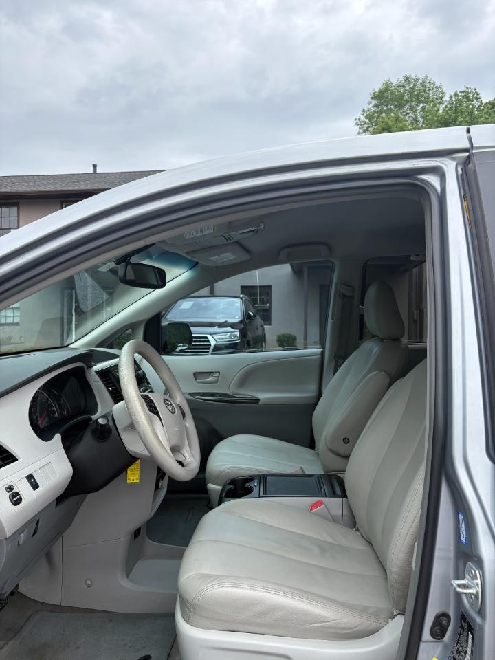 Toyota Sienna 5dr 8-Pass Van V6 LE FWD (Natl) 2014