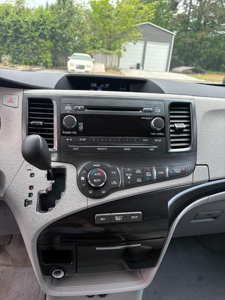 Toyota Sienna 5dr 8-Pass Van V6 LE FWD (Natl) 2014