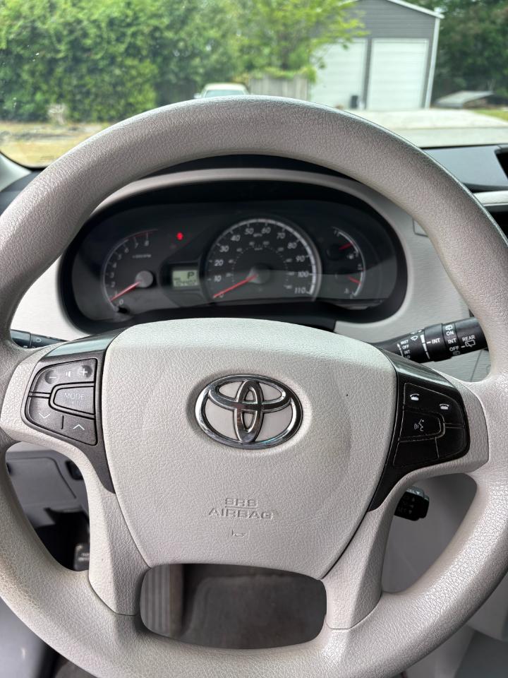 Toyota Sienna 5dr 8-Pass Van V6 LE FWD (Natl) 2014