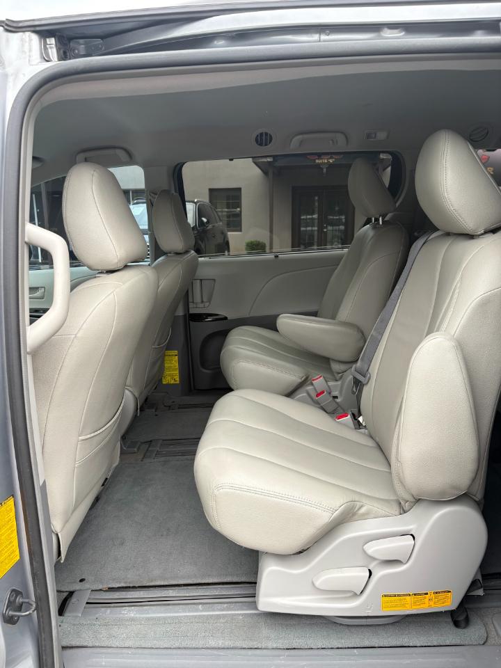 Toyota Sienna 5dr 8-Pass Van V6 LE FWD (Natl) 2014