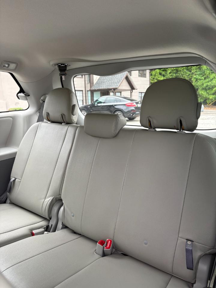 Toyota Sienna 5dr 8-Pass Van V6 LE FWD (Natl) 2014