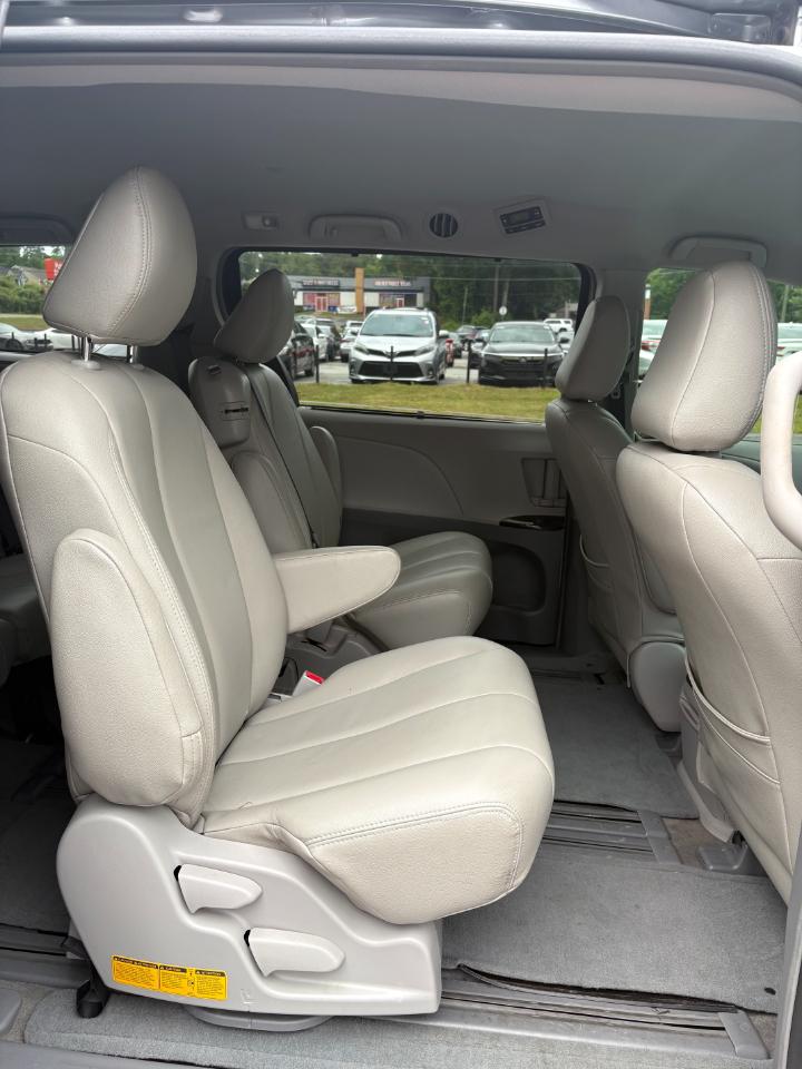 Toyota Sienna 5dr 8-Pass Van V6 LE FWD (Natl) 2014