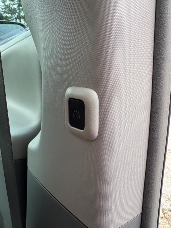 Toyota Sienna 5dr 8-Pass Van V6 LE FWD (Natl) 2014