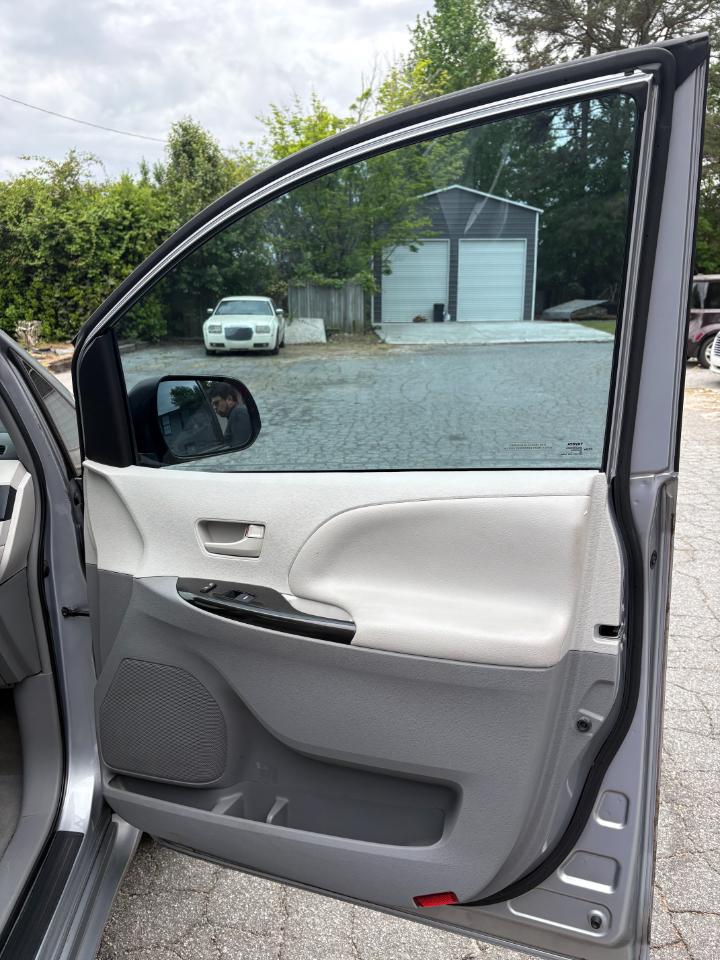 Toyota Sienna 5dr 8-Pass Van V6 LE FWD (Natl) 2014