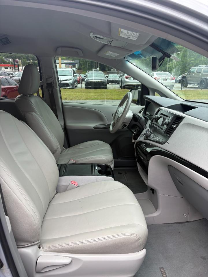 Toyota Sienna 5dr 8-Pass Van V6 LE FWD (Natl) 2014