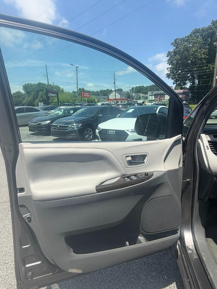 Toyota Sienna XLE 7-Passenger 2015