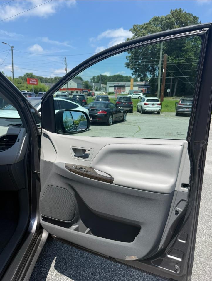 Toyota Sienna XLE 7-Passenger 2015