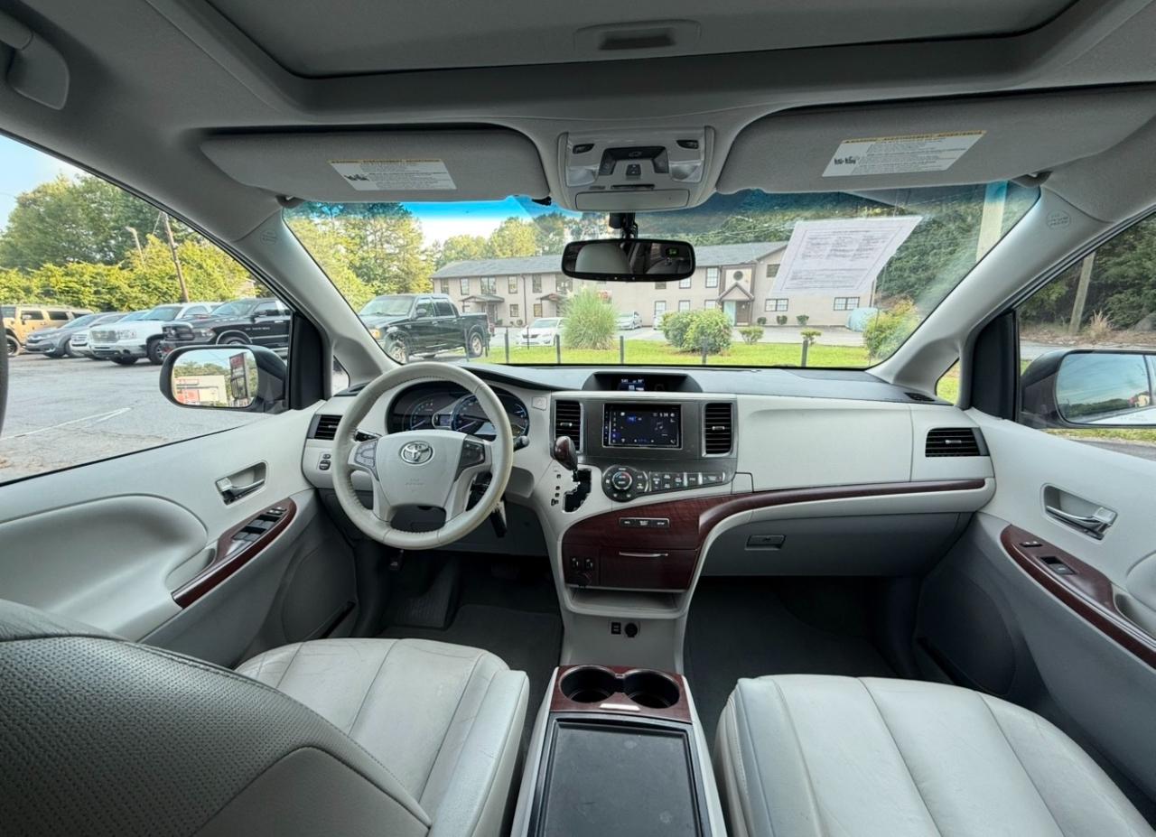 Toyota Sienna XLE Premium AWD 7-Passenger V6 2013