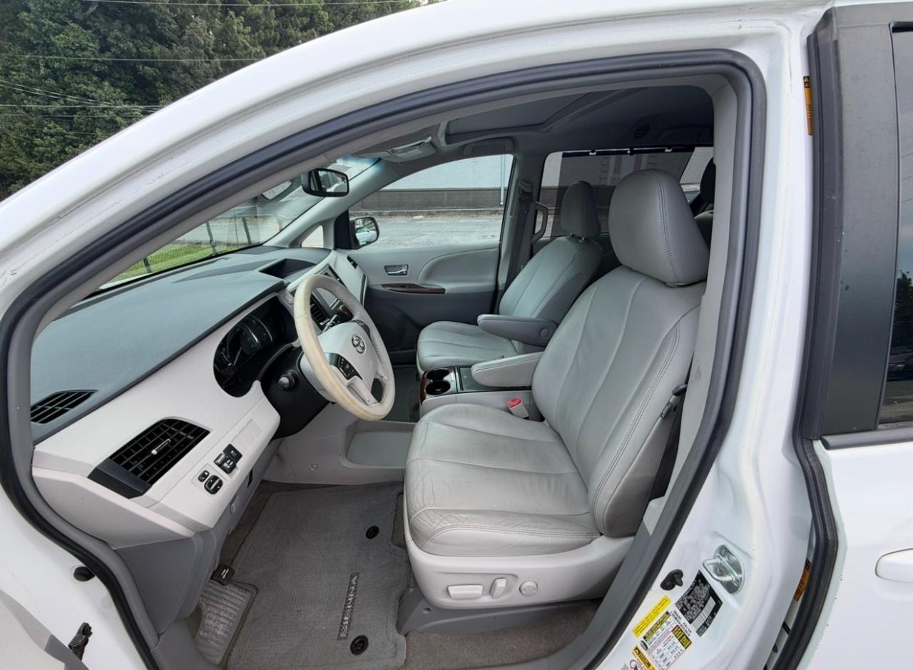 Toyota Sienna XLE Premium AWD 7-Passenger V6 2013