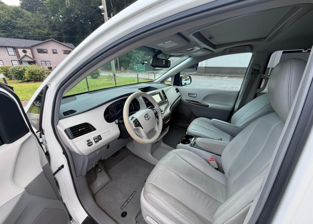 Toyota Sienna XLE Premium AWD 7-Passenger V6 2013