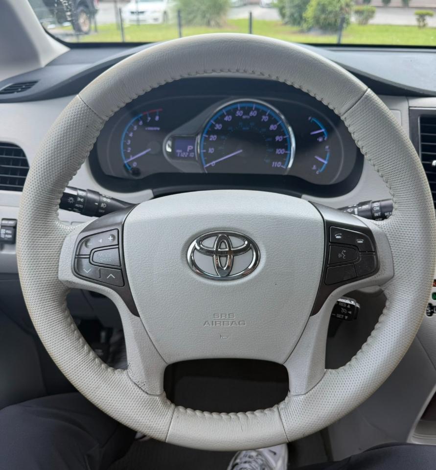 Toyota Sienna XLE Premium AWD 7-Passenger V6 2013