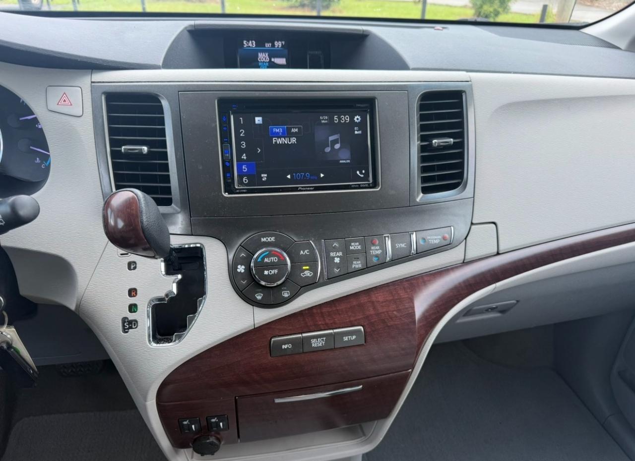 Toyota Sienna XLE Premium AWD 7-Passenger V6 2013