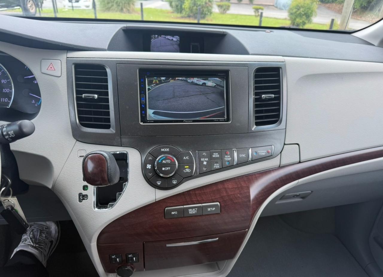Toyota Sienna XLE Premium AWD 7-Passenger V6 2013