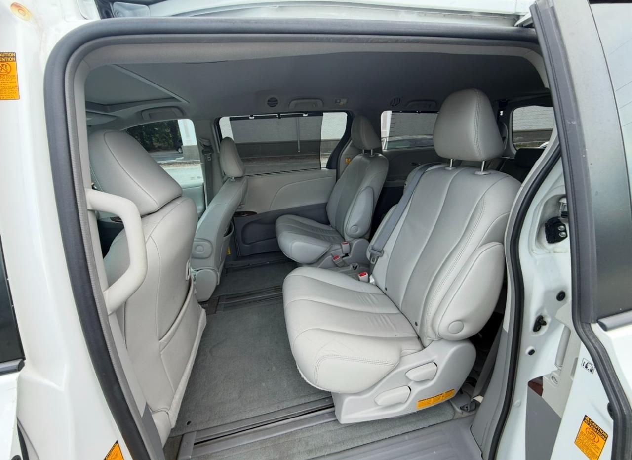 Toyota Sienna XLE Premium AWD 7-Passenger V6 2013