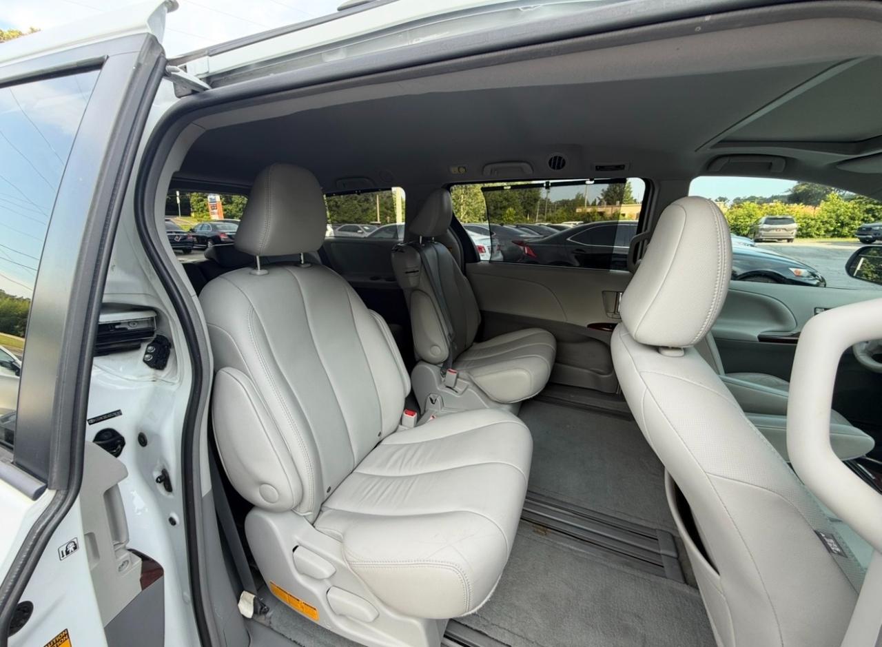 Toyota Sienna XLE Premium AWD 7-Passenger V6 2013