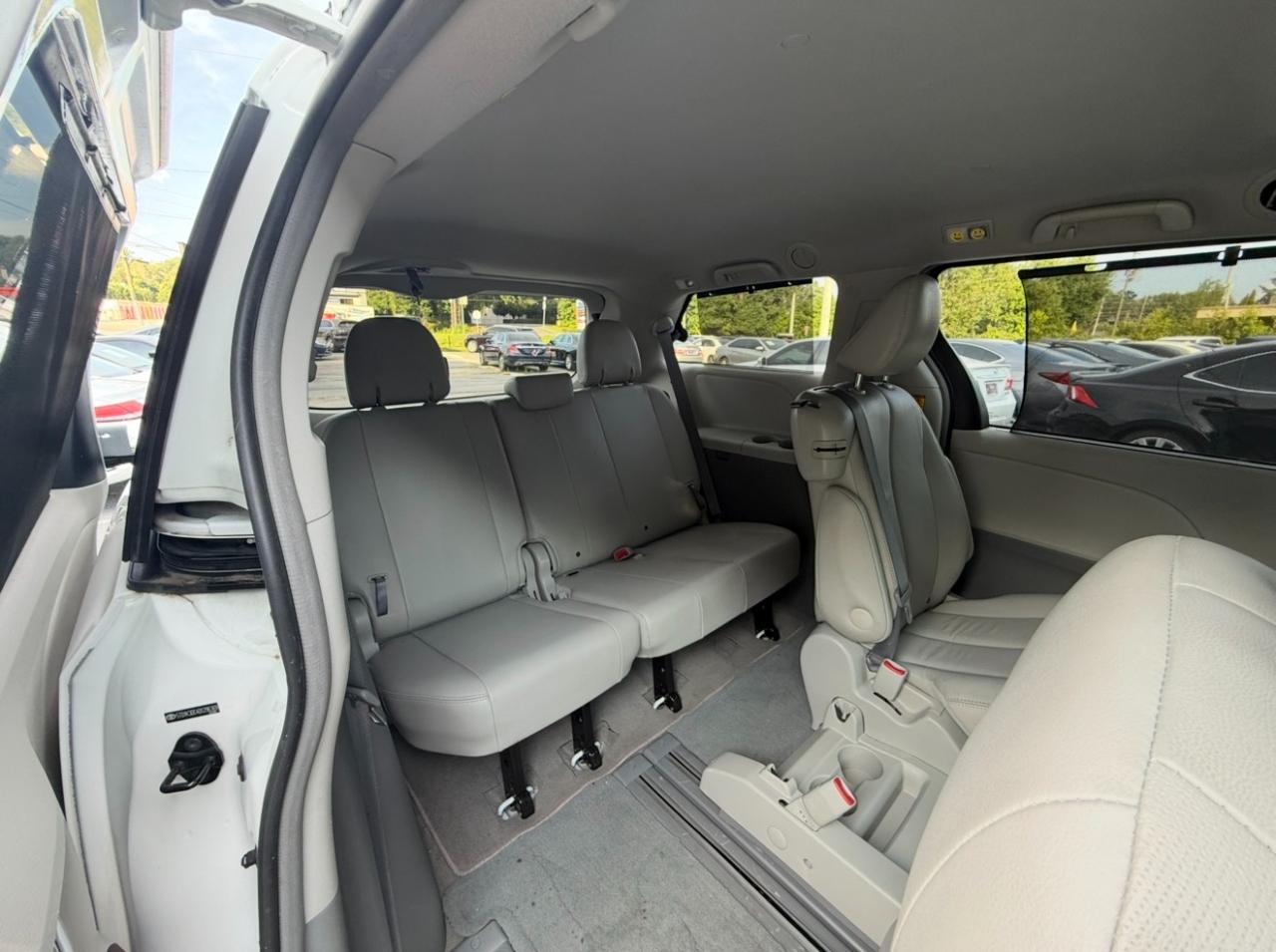 Toyota Sienna XLE Premium AWD 7-Passenger V6 2013