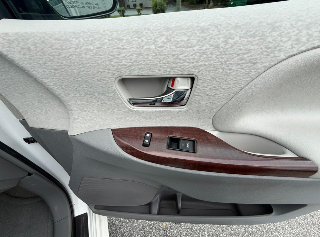 Toyota Sienna XLE Premium AWD 7-Passenger V6 2013
