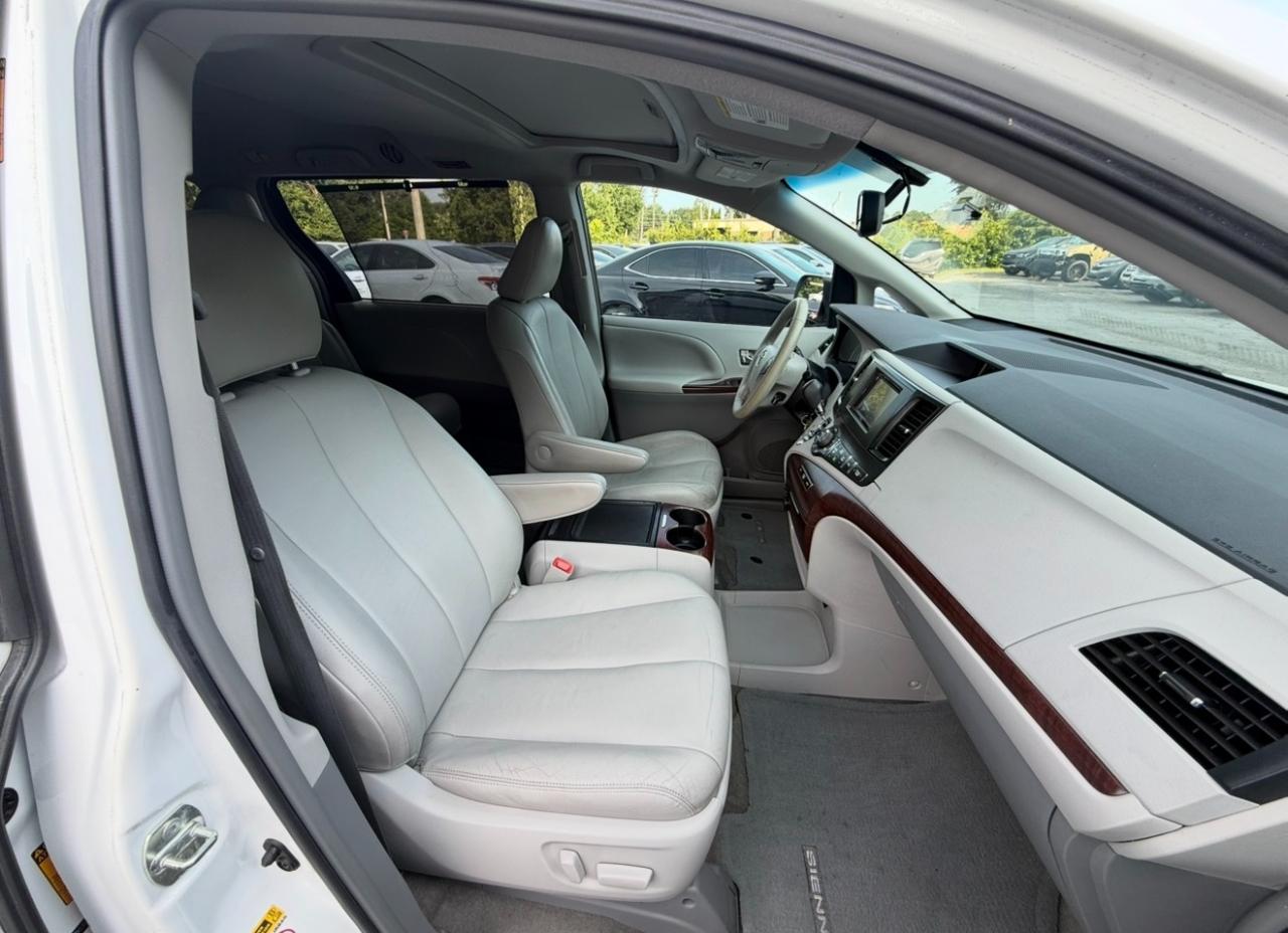 Toyota Sienna XLE Premium AWD 7-Passenger V6 2013