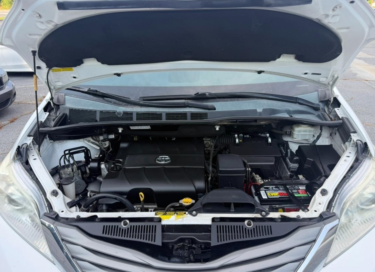 Toyota Sienna XLE Premium AWD 7-Passenger V6 2013