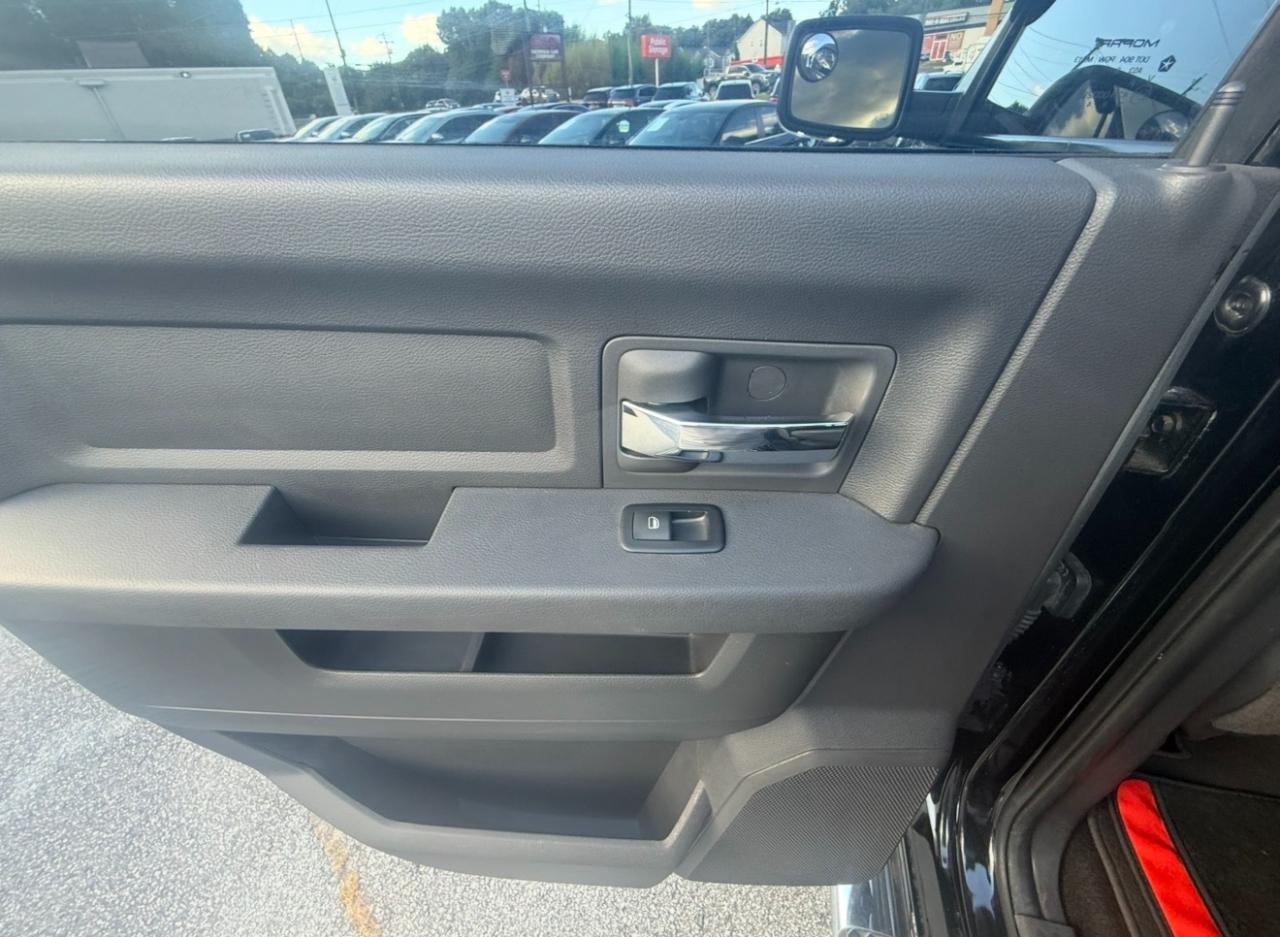 RAM 1500 4WD Crew Cab 140.5" Sport 2011