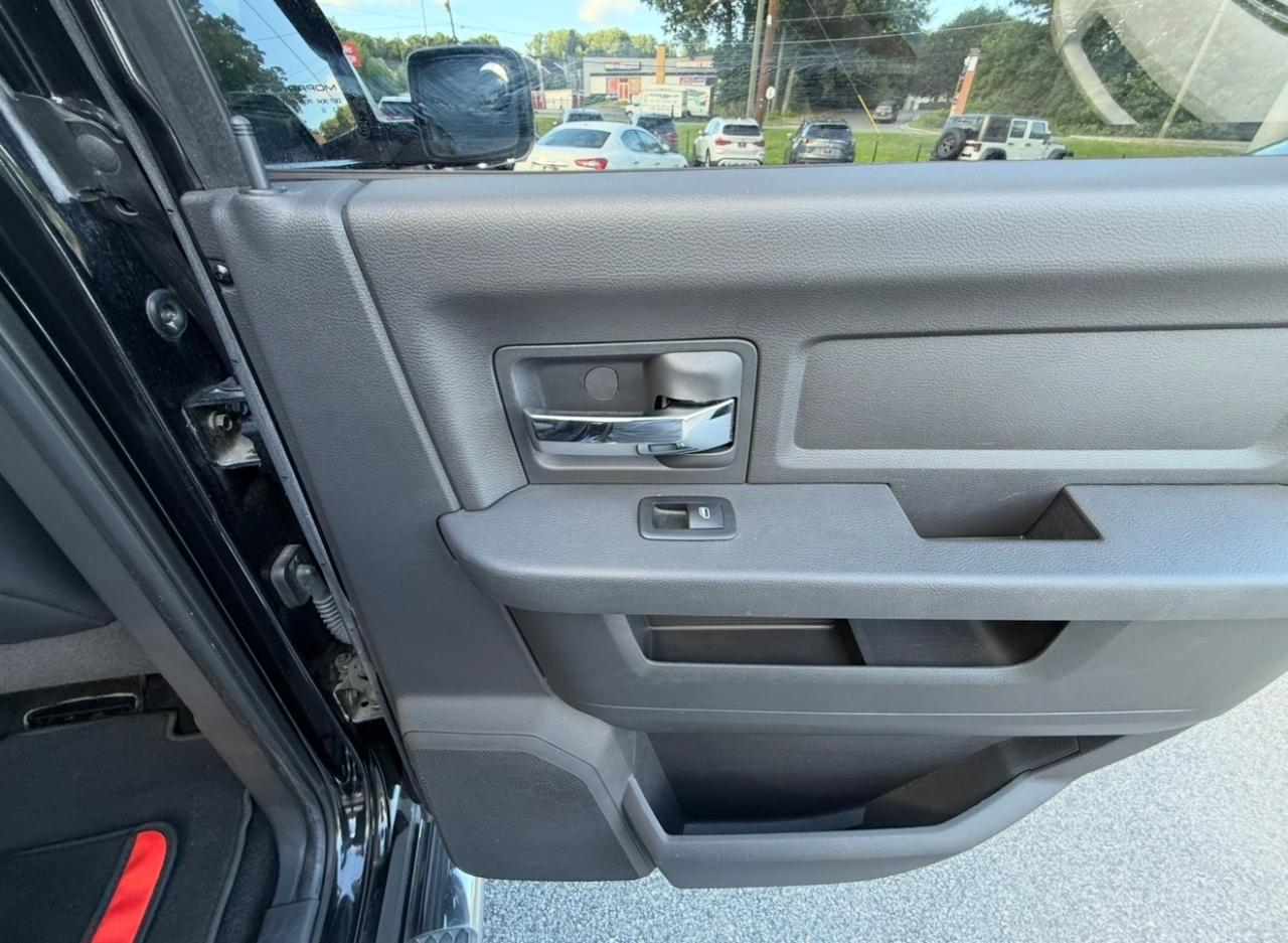 RAM 1500 4WD Crew Cab 140.5" Sport 2011