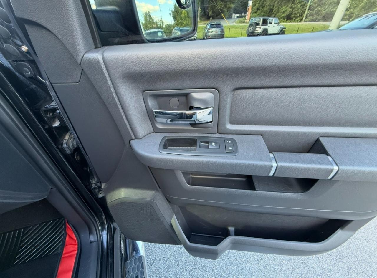 RAM 1500 4WD Crew Cab 140.5" Sport 2011