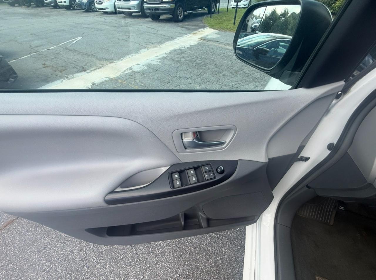 Toyota Sienna LE 8 Passenger 2015