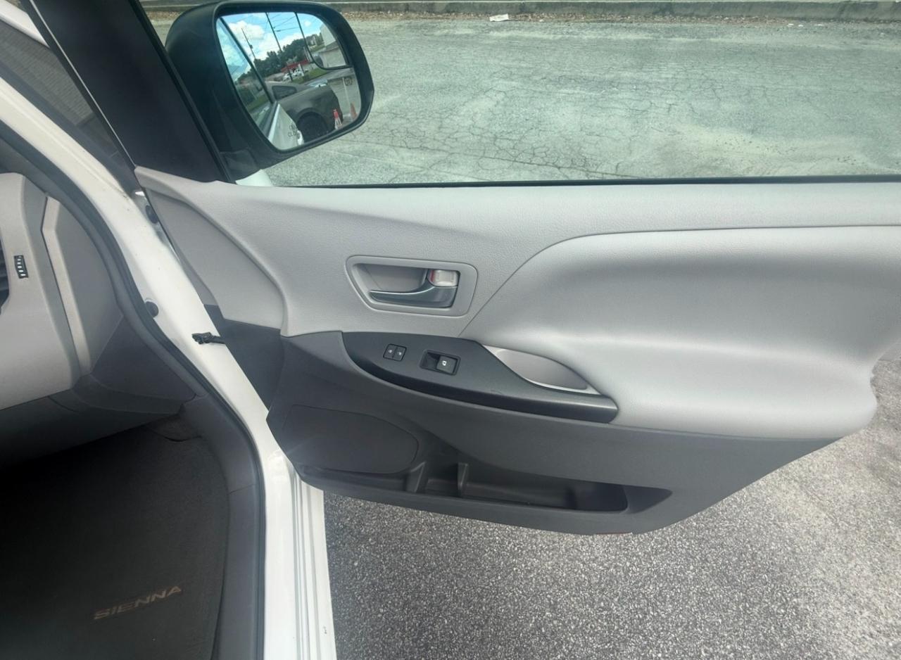 Toyota Sienna LE 8 Passenger 2015