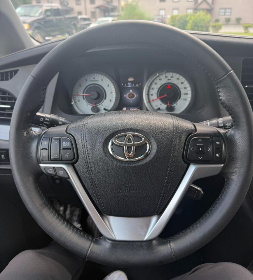 Toyota Sienna 5dr 8-Pass Van SE FWD (Natl) 2015