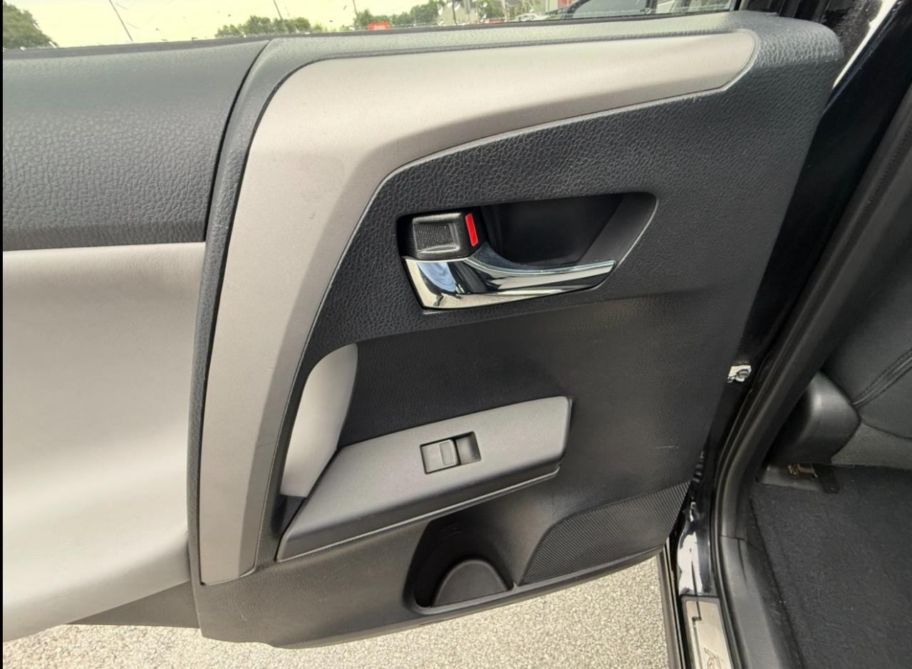 Toyota RAV4 XLE FWD (Natl) 2017