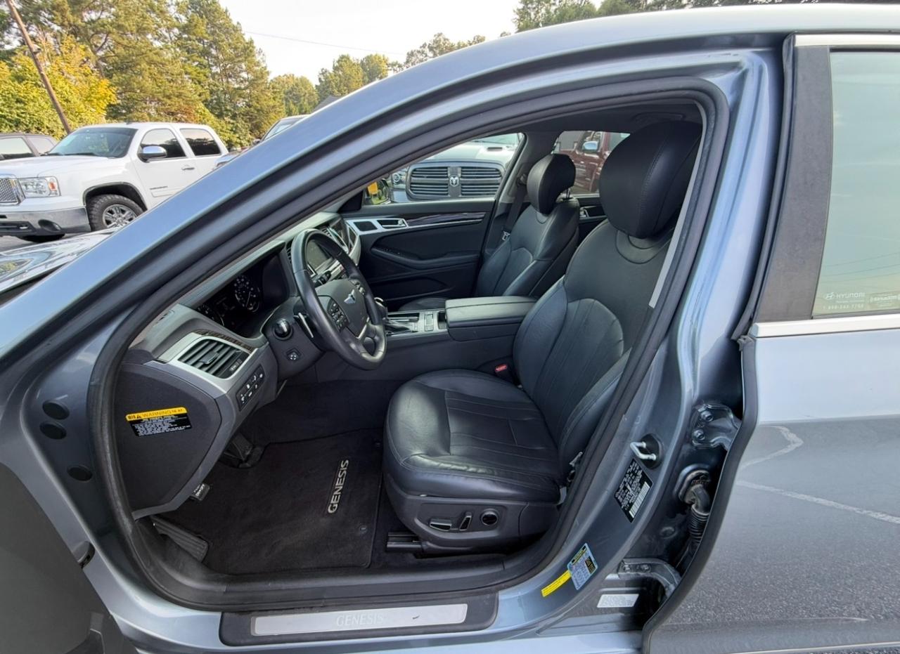 Hyundai Genesis 4dr Sdn V6 3.8L RWD 2015