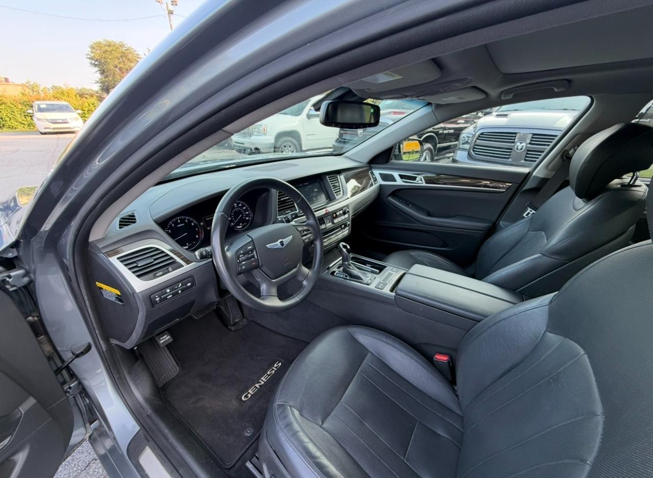 Hyundai Genesis 4dr Sdn V6 3.8L RWD 2015