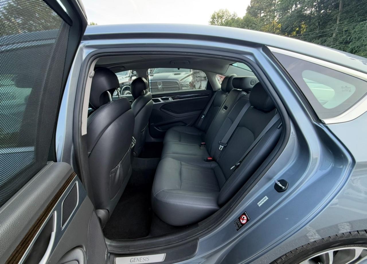 Hyundai Genesis 4dr Sdn V6 3.8L RWD 2015