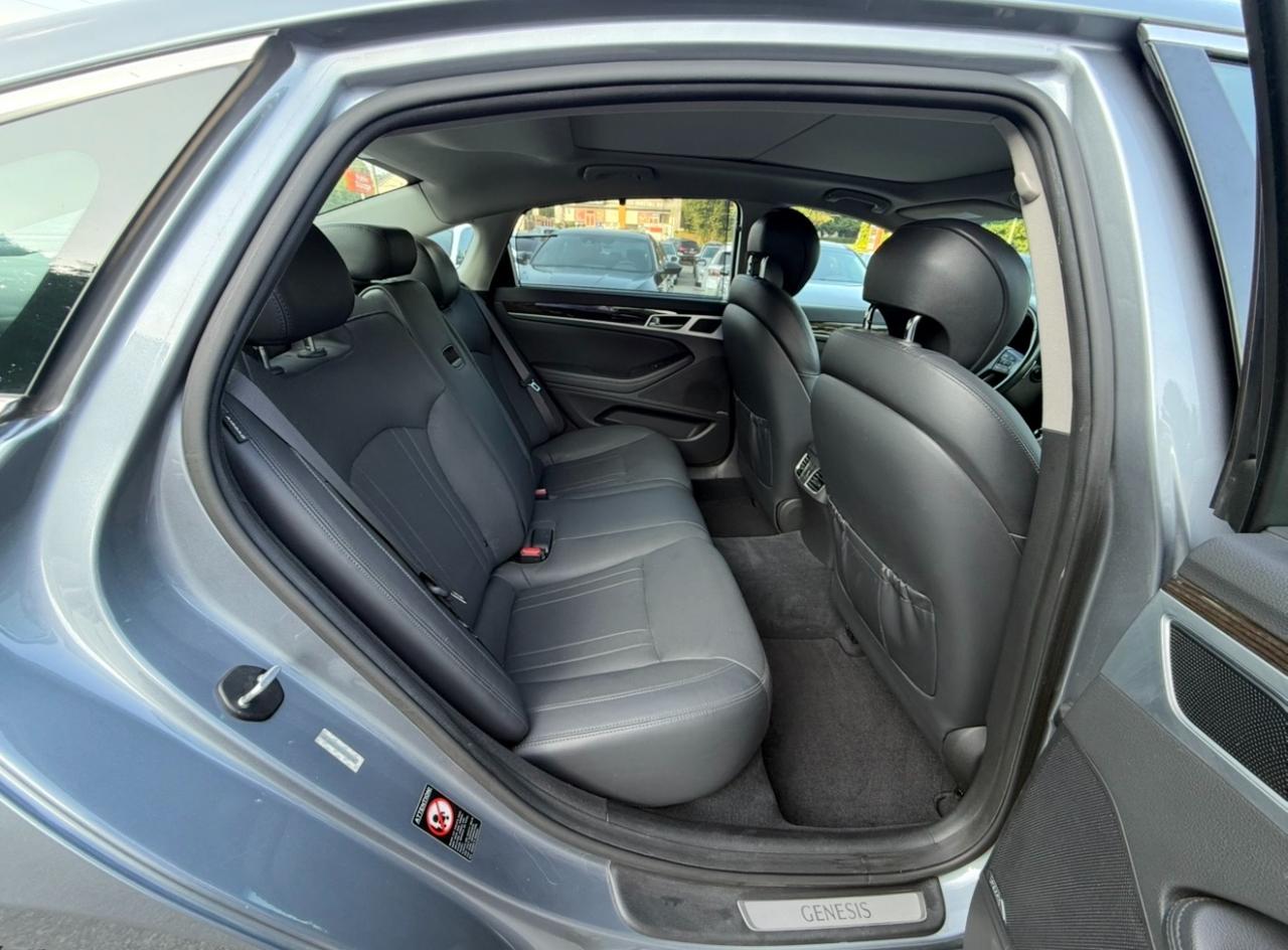 Hyundai Genesis 4dr Sdn V6 3.8L RWD 2015