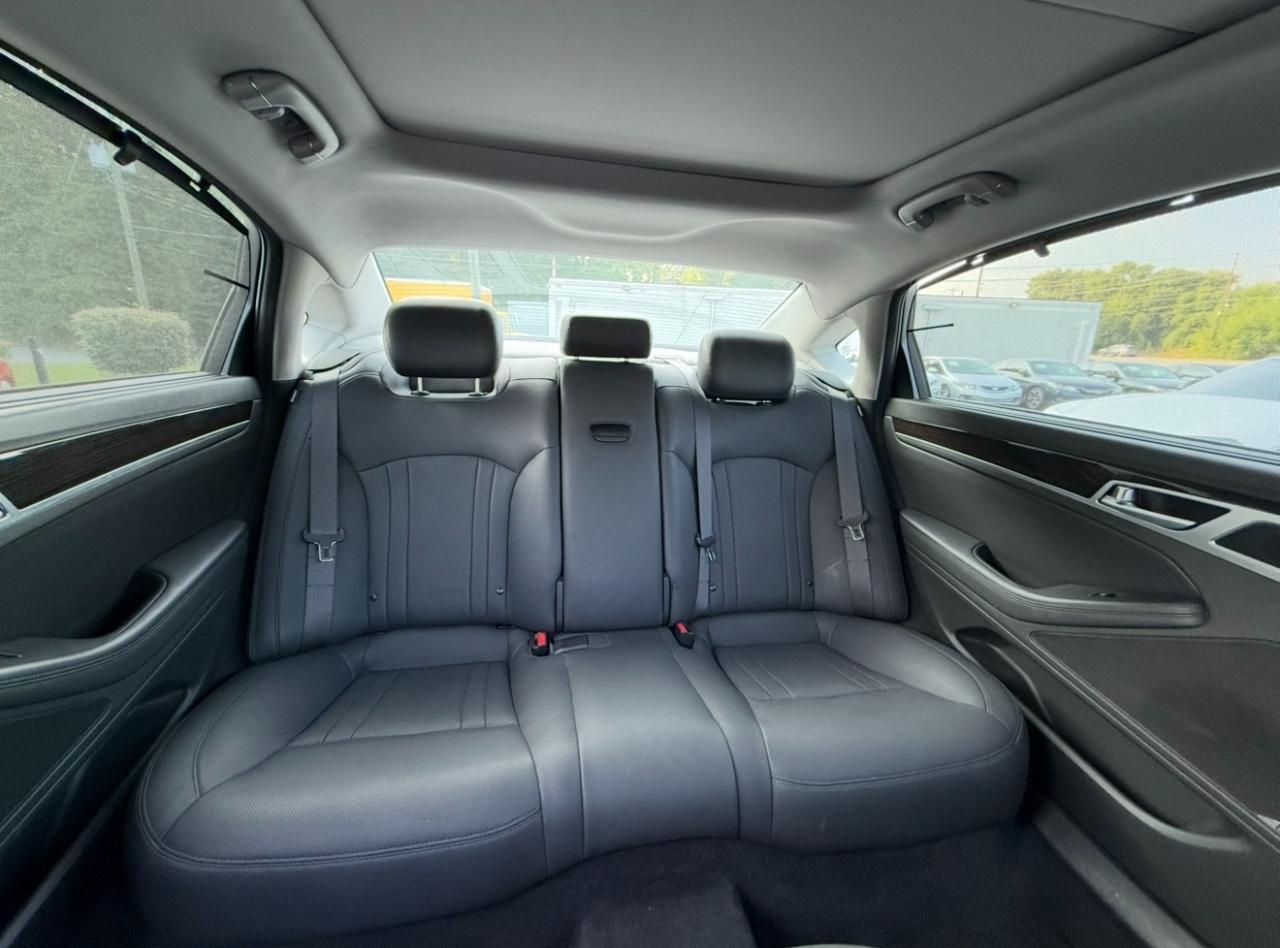 Hyundai Genesis 4dr Sdn V6 3.8L RWD 2015